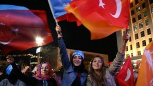 Pendukung Partai AKP Merayakan Kemenangan (Foto : bbc.com)