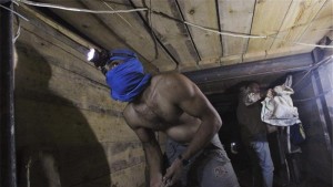 Militer Mesir mulai menghancurkan terowongan [Reuters]