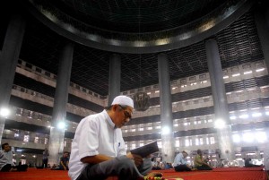 Pria sedang membaca al-qur'an