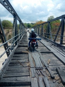 Jembatan Kayu yang Rapuh. Menuju Oe Ekam.