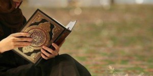 Ilustrasi orang sedang membaca al-quran