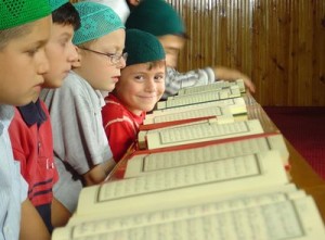 Ilustrasi anak sedang belajar membaca al-qur'an