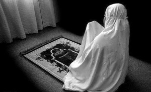 Ilustrasi perempuan sedang shalat dan berdoa