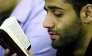 Ilustrasi laki-laki menangis saat membaca al quran