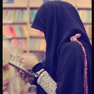 Muslimah sedang membaca buku - Ilustrasi foto