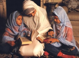 Dua anak perempuan dan seorang ibu muslimah - Ilustrasi foto