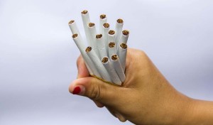 Menggenggam rokok - Ilustrasi gambar