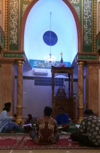 Beberapa jamaah bertadarus di Masjid Ar Ridho, Jl. Darussalam Medan. (Gambar diambil Selasa,  6/7).